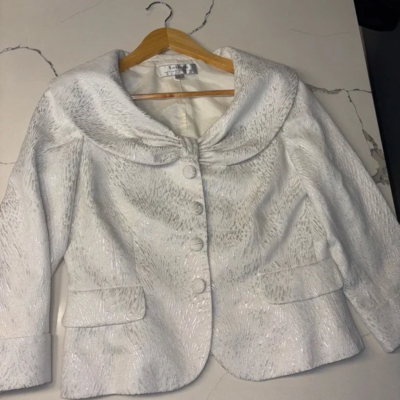 Tahari Ivory Textured Cropped Jacket with Wide Shawl Collar - Picture 6 of 9